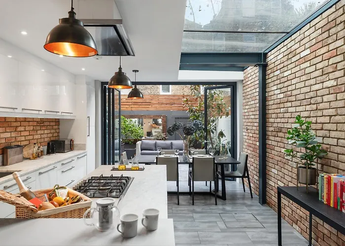 Central 4 Bedroom House With Garden In Battersea Close To Chelsea