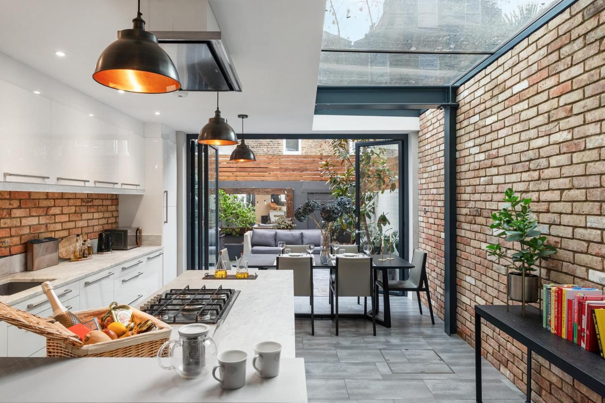 Central 4 Bedroom House With Garden In Battersea Close To Chelsea *