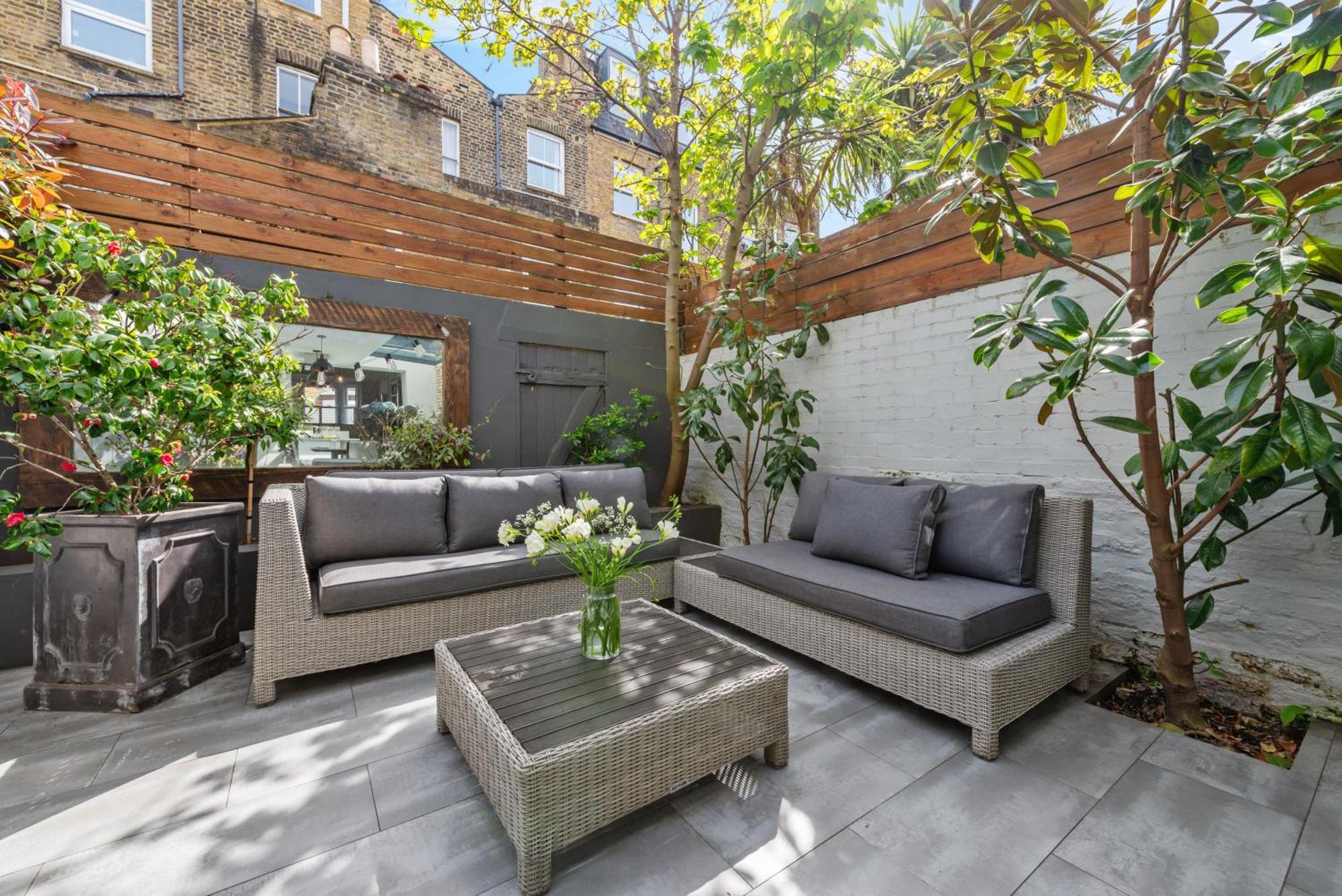 Central 4 Bedroom House With Garden In Battersea Close To Chelsea