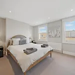 Central 4 Bedroom House With Garden In Battersea Close To Chelsea