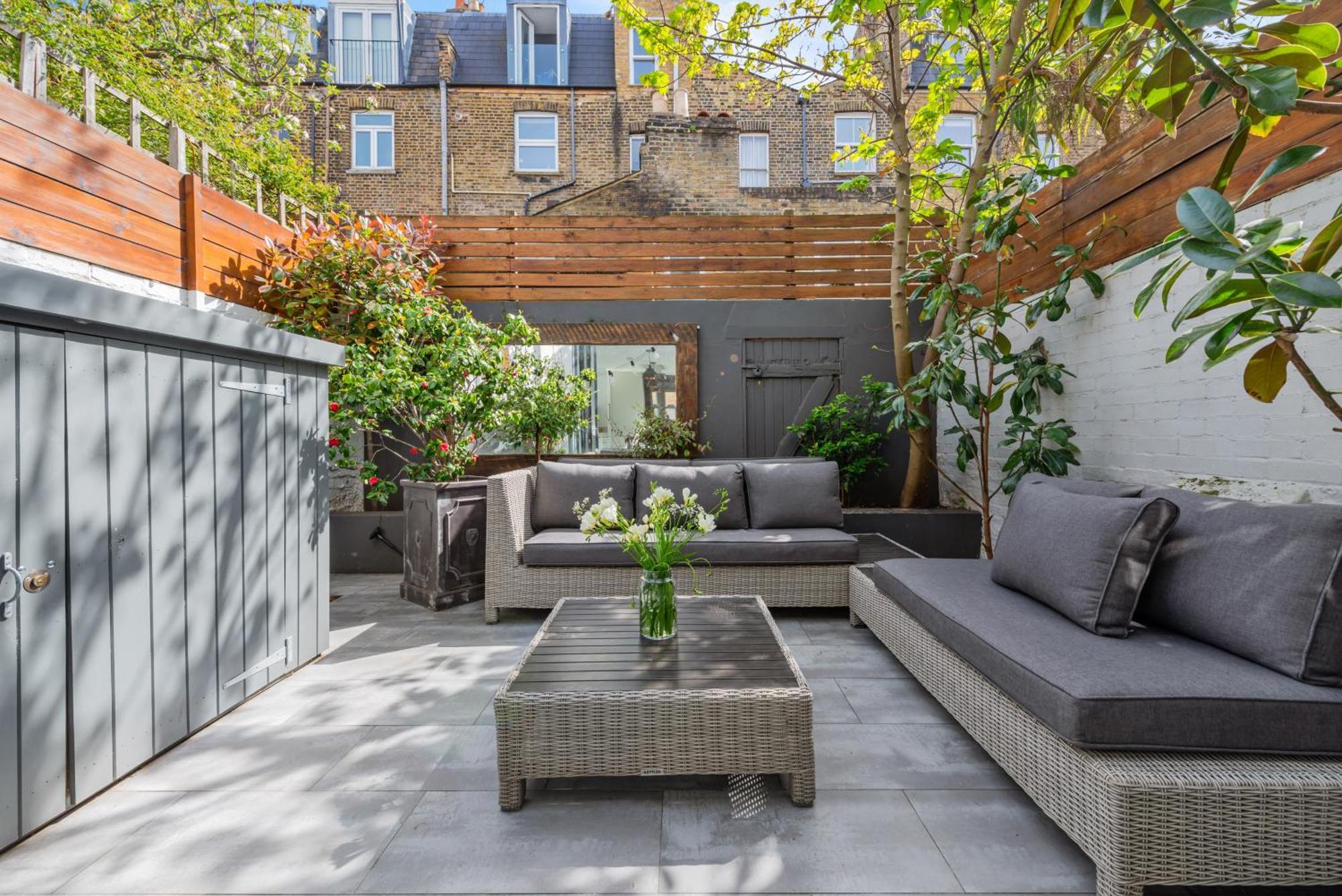 Central 4 Bedroom House With Garden In Battersea Close To Chelsea